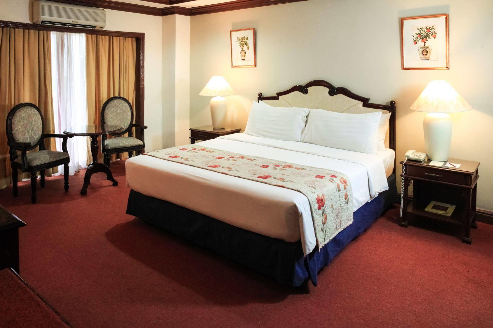 Sarabia Manor & Convention Center Hotel Iloilo City Kültér fotó